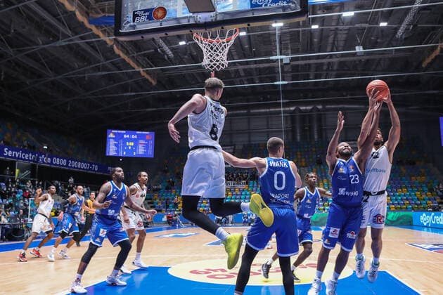 Wimberg Niklas, Niners Chemnitz, 8 ,Wank Lukas, Fraport Skyliners, 0 ,Robertson Quantez, Fraport Skyliners, 23 ,Lockett Trent, Niners Chemnitz, 52 , , GER,Basketball, BBL, Fraport Skyliners vs Niners Chemnitz,27 12 2021, Frankfurt. Copyright: xEibner-Pressefoto UlrichxScherbax EP_usm