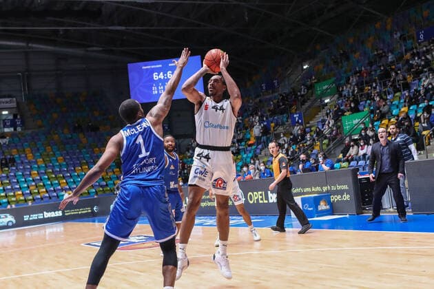 McLean Jamel, Fraport Skyliners, 1 , Atkins Darion, Niners Chemnitz, 44 ,Diego Ocampo, HC Fraport Skyliners , , GER,Basketball, BBL, Fraport Skyliners vs Niners Chemnitz,27 12 2021, Frankfurt. Copyright: xEibner-Pressefoto UlrichxScherbax EP_usm