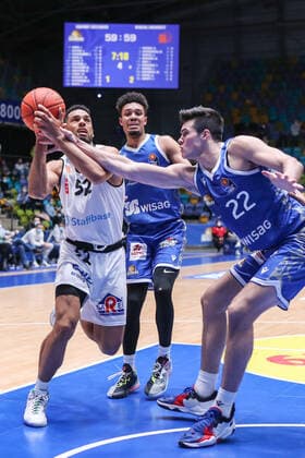 Lockett Trent, Niners Chemnitz, 52 ,DeBisschop Brooks, Fraport Skyliners, 22 , , GER,Basketball, BBL, Fraport Skyliners vs Niners Chemnitz,27 12 2021, Frankfurt. Copyright: xEibner-Pressefoto UlrichxScherbax EP_usm