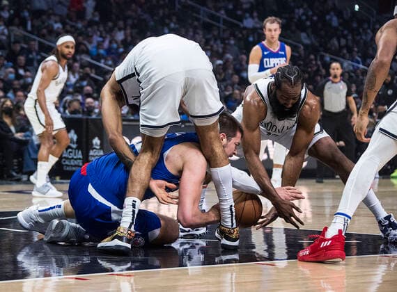 December 27, 2021, Los Angeles, California, USA: Ivica Zubac 40 of the Los Angeles Clippers battles for the ball with James Harden 13 of the Brooklyn Nets during their NBA, Basketball Herren, USA game at Crypto.com Arena on Monday December 27, 2021 in Los Angeles, California. Clippers lose to Nets, 108-124. PI Los Angeles USA - ZUMAp124 20211227_zaa_p124_038 Copyright: xJAVIERxROJASx