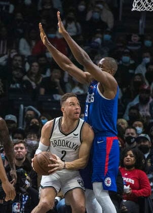 December 27, 2021, Los Angeles, California, USA: Serge Ibaka 9 of the Los Angeles Clippers defends against Blake Griffin 2 of the Brooklyn Nets during their NBA, Basketball Herren, USA game at Crypto.com Arena on Monday December 27, 2021 in Los Angeles, California. Clippers lose to Nets, 108-124. PI Los Angeles USA - ZUMAp124 20211227_zaa_p124_042 Copyright: xJAVIERxROJASx