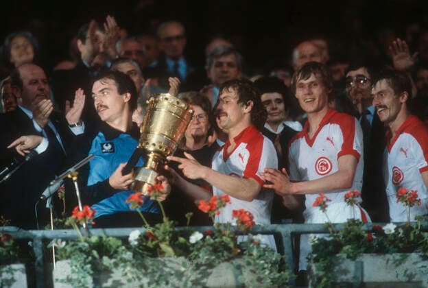 DFB-Pokalfinale 1980 Fortuna Duesseldorf - 1. FC Koeln 2:1 04.06.1980 V.l: Mannschaftskapitän Jörg Daniel mit Pokal. Daneben: Heinz Wirtz, Rudi Bommer und Heiner Baltes. *** DFB Cup Final 1980 Fortuna Duesseldorf 1 FC Koeln 2 1 04 06 1980 V l Team captain Jörg Daniel with trophy beside Heinz Wirtz, Rudi Bommer and Heiner Baltes HM