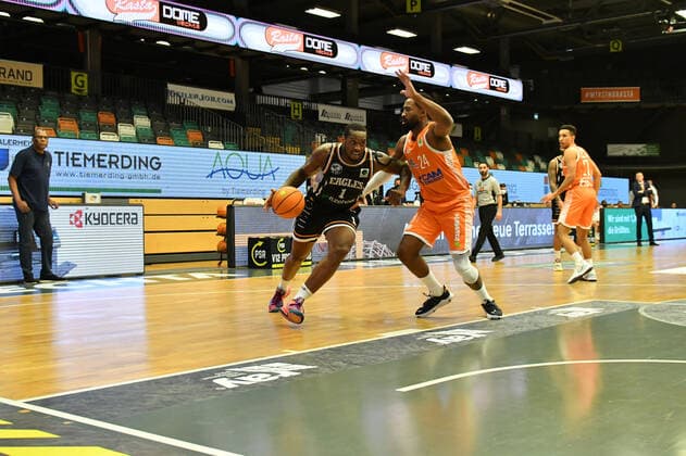Christopher Jaleel Hooper Itzehoe Eagles 1 vs Preston Purifoy Rasta Vechta 24 basketball, BARMER 2 Basketball Bundesliga, 2020 21 season, RASTA Vechta Itzehoe Eagles, 28 12 2021, 16 matchday, Rasta Dome Vechta. Copyright: xWenzel Eibner-Pressefotox RVA