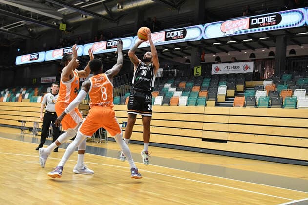 Filmore Beck Itzehoe Eagles 30 with Josh Young Rasta Vechta 8 and Tyrone Nash Rasta Vechta 77 Basketball, BARMER 2 Basketball Bundesliga, season 2020 21, RASTA Vechta Itzehoe Eagles, 28 12 2021, 16 matchday, Rasta Dome Vechta. Copyright: xWenzel Eibner-Pressefotox RVA