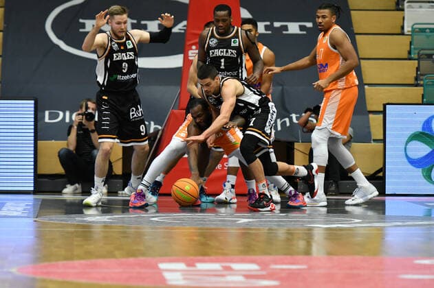 Marko Boksic Itzehoe Eagles 7 vs Devin Searcy Rasta Vechta 34 Basketball, BARMER 2 Basketball Bundesliga, 2020 21 season, RASTA Vechta Itzehoe Eagles, 28 12 2021, 16 match day, Rasta Dome Vechta. Copyright: xWenzel Eibner-Pressefotox RVA
