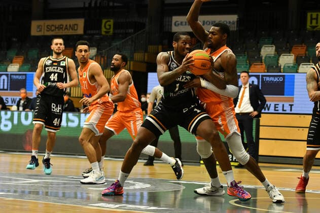 Christopher Jaleel Hooper Itzehoe Eagles 1 vs Tajuan Agee Rasta Vechta 12 Basketball, BARMER 2 Basketball Bundesliga, 2020 21 season, RASTA Vechta Itzehoe Eagles, 28 12 2021, Matchday 16, Rasta Dome Vechta. Copyright: xWenzel Eibner-Pressefotox RVA