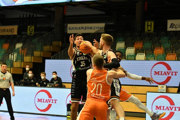 Lucien Schmikale Itzehoe Eagles 9 with Andrija Matic Itzehoe Eagles 35 against Jannes Hundt Rasta Vechta 20 and Josh Young Rasta Vechta 8 Basketball, BARMER 2 Basketball Bundesliga, season 2020 21, RASTA Vechta Itzehoe Eagles, 28 12 2021, 16 matchday, Rasta Dome Vechta. Copyright: xWenzel Eibner-Pressefotox RVA