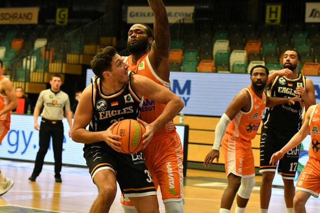 Andrija Matic Itzehoe Eagles 35 with Devin Searcy Rasta Vechta 34 Basketball, BARMER 2 Basketball Bundesliga, 2020 21 season, RASTA Vechta Itzehoe Eagles, 28 12 2021, 16 match day, Rasta Dome Vechta. Copyright: xWenzel Eibner-Pressefotox RVA