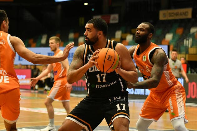 Yasin Kolo Itzehoe Eagles 17 vs Devin Searcy Rasta Vechta 34 Basketball, BARMER 2 Basketball Bundesliga, 2020 21 season, RASTA Vechta Itzehoe Eagles, 28 12 2021, 16 match day, Rasta Dome Vechta. Copyright: xWenzel Eibner-Pressefotox RVA