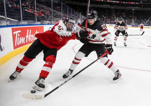 December 28, 2021, EDMONTON, AB, CANADA: Canada s Mavrik Bourque (22) and Austria s Vinzenz Rohrer (23) battle for the puck during first period IIHF World Junior Hockey Championship action in Edmonton on Tuesday, December 28, 2021. Mavrik Bourque Vinzenz Rohrer  - ZUMAc35_ 20211228_zaf_c35_055 Copyright: xJasonxFransonx