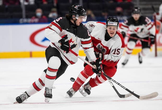 Sport Themen der Woche KW52 Sport Bilder des Tages December 28, 2021, EDMONTON, AB, CANADA: Canada s Lukas Cormier (6) and Austria s Fin van Ee (15) battle for the puck during first period IIHF World Junior Hockey Championship action in Edmonton on Tuesday, December 28, 2021. Lukas Cormier Fin van Ee  - ZUMAc35_ 20211228_zaf_c35_064 Copyright: xJasonxFransonx