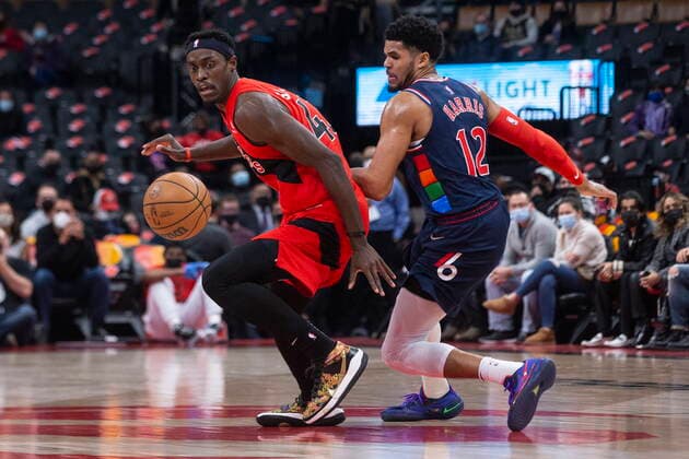 December 28, 2021, Toronto, ON, Canada: Toronto Raptors Pascal Siakam (left) and Philadelphia 76ers Tobias Harris eye a loose ball during first half NBA, Basketball Herren, USA basketball action in Toronto on Tuesday, December 28, 2021. Pascal Siakam; Tobias Harris  - ZUMAc35_ 20211228_zaf_c35_069 Copyright: xChrisxYoungx