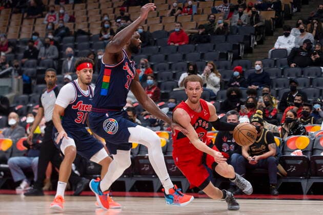December 28, 2021, Toronto, ON, Canada: Toronto Raptors Malachi Flynn (right) drives past Philadelphia 76ers Joel Embiid (centre) and Seth Curry during first half NBA, Basketball Herren, USA basketball action in Toronto on Tuesday, December 28, 2021. Malachi Flynn; Joel Embiid ; Seth Curry  - ZUMAc35_ 20211228_zaf_c35_071 Copyright: xChrisxYoungx