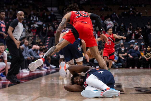 Sport Bilder des Tages December 28, 2021, Toronto, ON, Canada: Philadelphia 76ers Joel Embiid protects himself as Toronto Raptors Gary Trent Jr. steps over him during first half NBA, Basketball Herren, USA basketball action in Toronto on Tuesday, December 28, 2021. Joel Embiid; Gary Trent Jr.  - ZUMAc35_ 20211228_zaf_c35_072 Copyright: xChrisxYoungx