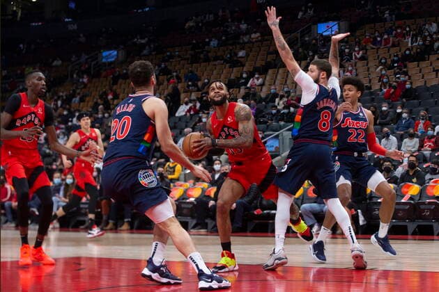 December 28, 2021, Toronto, ON, Canada: Toronto Raptors Gary Trent Jr. (centre) looks to shoot between Philadelphia 76ers Tyler Johnson (second right) and Georges Niang during first half NBA, Basketball Herren, USA basketball action in Toronto on Tuesday, December 28, 2021. Gary Trent Jr. Tyler Johnson; Georges Niang  - ZUMAc35_ 20211228_zaf_c35_083 Copyright: xChrisxYoungx