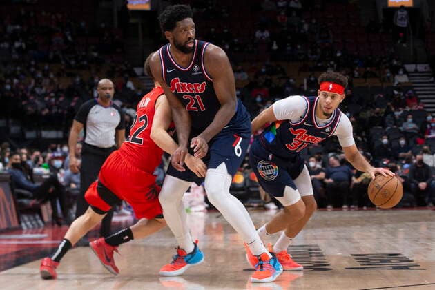 December 28, 2021, Toronto, ON, Canada: Philadelphia 76ers Joel Embiid (centre) blocks out Toronto Raptors Malachi Flynn as 76ers Seth Curry looks to make a play during second half NBA, Basketball Herren, USA basketball action in Toronto on Tuesday, December 28, 2021. Joel Embiid; Malachi Flynn; Seth Curry  - ZUMAc35_ 20211228_zaf_c35_097 Copyright: xChrisxYoungx