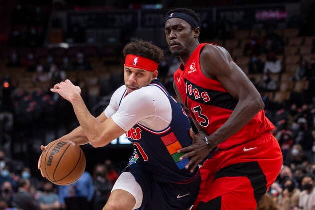 December 28, 2021, Toronto, ON, Canada: Philadelphia 76ers Seth Curry (left) drives past Toronto Raptors Pascal Siakam during second half NBA, Basketball Herren, USA basketball action in Toronto on Tuesday, December 28, 2021. Seth Curry; Pascal Siakam  - ZUMAc35_ 20211228_zaf_c35_099 Copyright: xChrisxYoungx