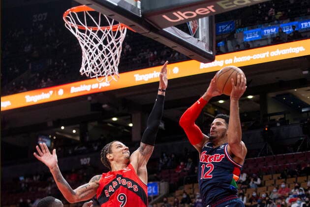 December 28, 2021, Toronto, ON, Canada: Philadelphia 76ers Tobias Harris (right) scores on Toronto Raptors D.J. Wilson during second half NBA, Basketball Herren, USA basketball action in Toronto on Tuesday, December 28, 2021. Tobias Harris; D.J. Wilson  - ZUMAc35_ 20211228_zaf_c35_100 Copyright: xChrisxYoungx