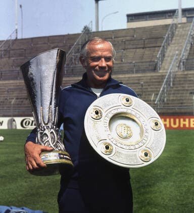 Coach Hennes Weisweiler Borussia Mönchengladbach with championship trophy and UEFA cup 01 06 1975 estimated HM