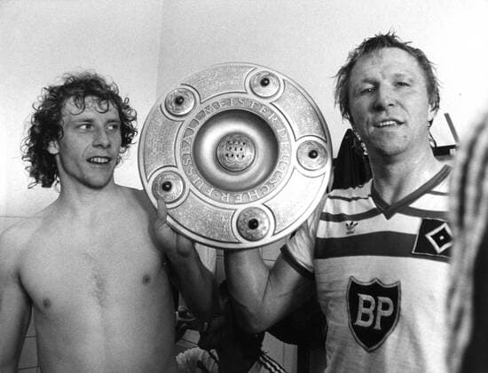Football Bundesliga Season 1982 83 German Football Champion 1983 Hamburger SV Wolfgang Rolff li and Horst Hrubesch present the championship trophy On 04 06 1983 in Gelsenkirchen Only for journalistic use Only for editorial use HM