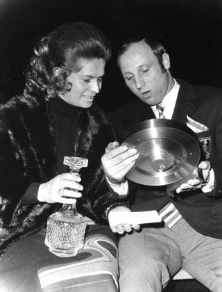 Uwe Seeler mit Ehefrau Ilka 15.12.1970 (geschätzt). Nur fuer journalistische Zwecke! Only for editorial use! *** Uwe Seeler with wife Ilka 15 12 1970 estimated Only for journalistic use Only for editorial use HM