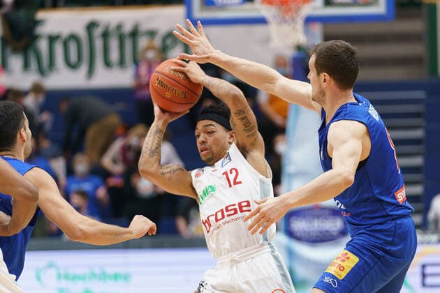 Justin Robinson Bamberg, 12 , Johannes Richter MBC, 08 , Syntainics MBC vs Brose Bamberg, Basketball Bundesliga, Maenner, 2021 2022, 14 Spieltag, , 29 12 2021, Syntainics MBC vs Brose Bamberg, Basketball Bundesliga, Maenner, 2021 2022, 14 Spieltag, , 29 12 2021, Weissenfels Copyright: xEibner-Pressefoto EckehardxSchulzx EP_EER