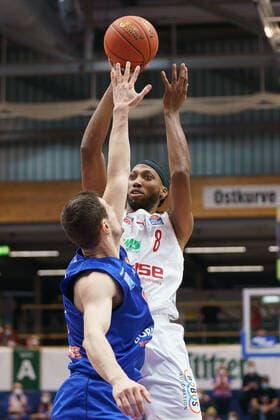 Johannes Richter MBC, 08 , Akil Mitchell Bamberg, 8 , Syntainics MBC vs Brose Bamberg, Basketball Bundesliga, Maenner, 2021 2022, 14 Spieltag, , 29 12 2021, Syntainics MBC vs Brose Bamberg, Basketball Bundesliga, Maenner, 2021 2022, 14 Spieltag, , 29 12 2021, Weissenfels Copyright: xEibner-Pressefoto EckehardxSchulzx EP_EER