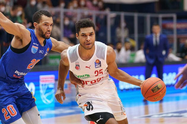 Jamel Morris MBC, 20 , Kenneth Ogbe Bamberg, 25 , Syntainics MBC vs Brose Bamberg, Basketball Bundesliga, Men, 2021 2022, 14 Match Day, , 29 12 2021, Syntainics MBC vs Brose Bamberg, Basketball Bundesliga, Men, 2021 2022, 14 Match Day, , 29 12 2021, Weissenfels. Copyright: xEibner-Pressefoto EckehardxSchulzx EP_EER