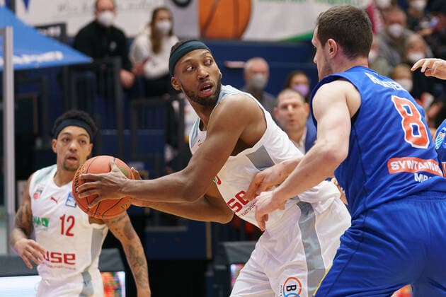 Justin Robinson Bamberg, 12 , Akil Mitchell Bamberg, 8 , Johannes Richter MBC, 08 , Syntainics MBC vs Brose Bamberg, Basketball Bundesliga, Maenner, 2021 2022, 14 Spieltag, , 29 12 2021, Syntainics MBC vs Brose Bamberg, Basketball Bundesliga, Maenner, 2021 2022, 14 Spieltag, , 29 12 2021, Weissenfels Copyright: xEibner-Pressefoto EckehardxSchulzx EP_EER