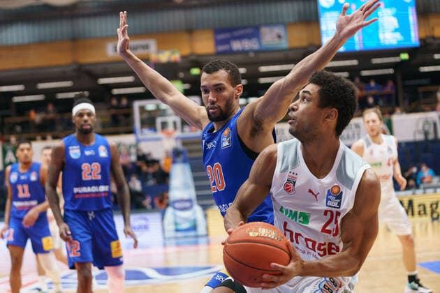 Jamel Morris MBC, 20 , Kenneth Ogbe Bamberg, 25 , Syntainics MBC vs Brose Bamberg, Basketball Bundesliga, Men, 2021 2022, 14 Match Day, , 29 12 2021, Syntainics MBC vs Brose Bamberg, Basketball Bundesliga, Men, 2021 2022, 14 Match Day, , 29 12 2021, Weissenfels. Copyright: xEibner-Pressefoto EckehardxSchulzx EP_EER