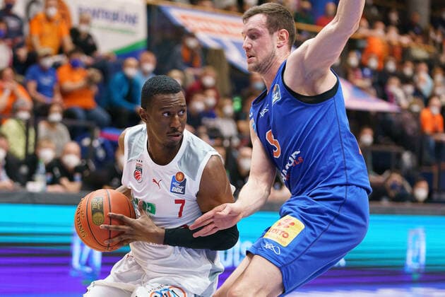 Shannon Scott Bamberg, 7 , Johannes Richter MBC, 08 , Syntainics MBC vs Brose Bamberg, Basketball Bundesliga, Maenner, 2021 2022, 14 Spieltag, , 29 12 2021, Syntainics MBC vs Brose Bamberg, Basketball Bundesliga, Maenner, 2021 2022, 14 Spieltag, , 29 12 2021, Weissenfels Copyright: xEibner-Pressefoto EckehardxSchulzx EP_EER