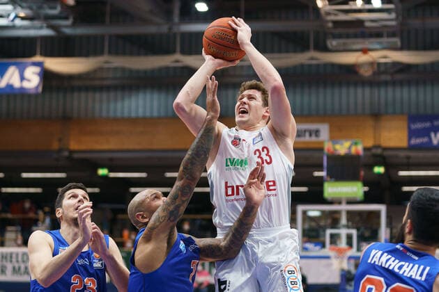 Sergio Kerusch MBC, 07 , Patrick Heckmann Bamberg, 33 , Syntainics MBC vs Brose Bamberg, Basketball Bundesliga, Maenner, 2021 2022, 14 Spieltag, , 29 12 2021, Syntainics MBC vs Brose Bamberg, Basketball Bundesliga, Maenner, 2021 2022, 14 Spieltag, , 29 12 2021, Weissenfels Copyright: xEibner-Pressefoto EckehardxSchulzx EP_EER