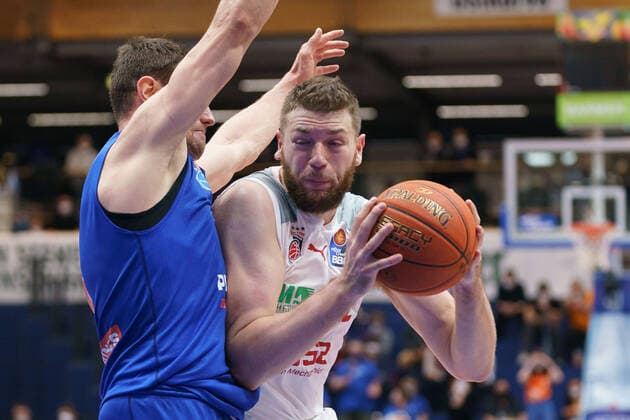 Johannes Richter MBC, 08 , Martinas Geben Bamberg, 22 , Syntainics MBC vs Brose Bamberg, Basketball Bundesliga, Maenner, 2021 2022, 14 Spieltag, , 29 12 2021, Syntainics MBC vs Brose Bamberg, Basketball Bundesliga, Maenner, 2021 2022, 14 Spieltag, , 29 12 2021, Weissenfels Copyright: xEibner-Pressefoto EckehardxSchulzx EP_EER
