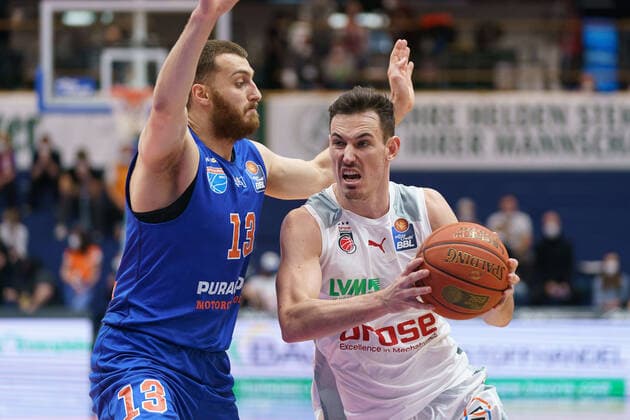 Radii Caisin MBC, 13 , Omar Prewitt Bamberg, 4 , Syntainics MBC vs Brose Bamberg, Basketball Bundesliga, Men, 2021 2022, 14 Matchday, , 29 12 2021, Syntainics MBC vs Brose Bamberg, Basketball Bundesliga, Men, 2021 2022, 14 Matchday, , 29 12 2021, Weissenfels. Copyright: xEibner-Pressefoto EckehardxSchulzx EP_EER