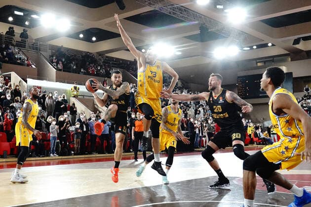 Mike James (AS Monaco) - Ante Zizic (Maccabi Playtika Tel Aviv) BASKETBALL : AS Monaco vs Maccabi Tel Aviv - Euroleague - Monaco - 29 12 2021 NorbertScanella Panoramic 