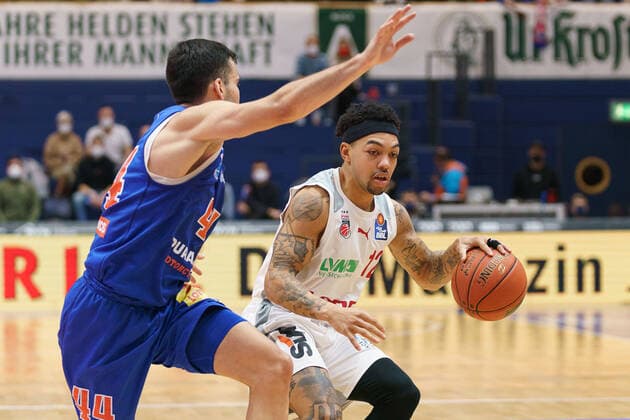 Nikola Rebic MBC, 44 , Justin Robinson Bamberg, 12 , Syntainics MBC vs Brose Bamberg, Basketball Bundesliga, Maenner, 2021 2022, 14 Spieltag, , 29 12 2021, Syntainics MBC vs Brose Bamberg, Basketball Bundesliga, Maenner, 2021 2022, 14 Spieltag, , 29 12 2021, Weissenfels Copyright: xEibner-Pressefoto EckehardxSchulzx EP_EER