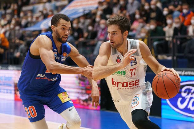 Jamel Morris MBC, 20 , Tomas Kyzlink Bamberg, 77 , Syntainics MBC vs Brose Bamberg, Basketball Bundesliga, Maenner, 2021 2022, 14 Spieltag, , 29 12 2021, Syntainics MBC vs Brose Bamberg, Basketball Bundesliga, Maenner, 2021 2022, 14 Spieltag, , 29 12 2021, Weissenfels Copyright: xEibner-Pressefoto EckehardxSchulzx EP_EER