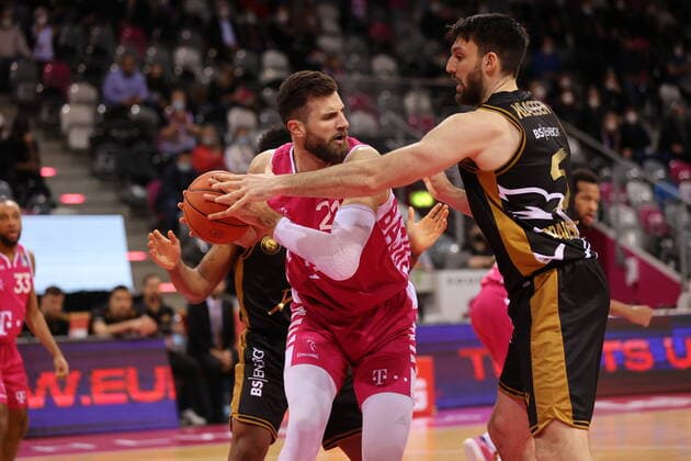Bonn, Germany, 29 12 2021, Telekom Dome, basketball, BBL, 14 matchday, Telekom Baskets Bonn vs Basketball Löwen Braunschweig Leon Kratzer Bonn , Owen Klassen Braunschweig