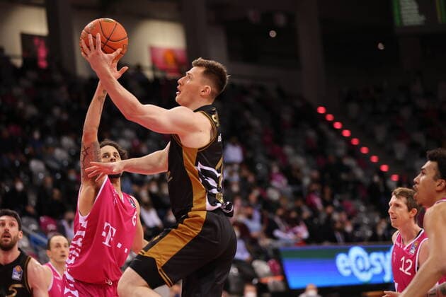 Bonn, Germany, 29 12 2021, Telekom Dome, Basketball, BBL, 14 Matchday, Telekom Baskets Bonn vs Basketball Löwen Braunschweig Michael Kessens Bonn , Ondrej Sehnal Braunschweig