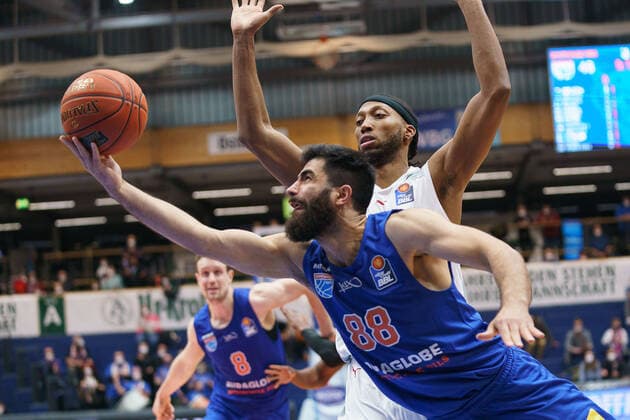 Behnam Yakhchali MBC, 88 , Akil Mitchell Bamberg, 8 , Syntainics MBC vs Brose Bamberg, Basketball Bundesliga, Maenner, 2021 2022, 14 Spieltag, , 29 12 2021, Syntainics MBC vs Brose Bamberg, Basketball Bundesliga, Maenner, 2021 2022, 14 Spieltag, , 29 12 2021, Weissenfels Copyright: xEibner-Pressefoto EckehardxSchulzx EP_EER