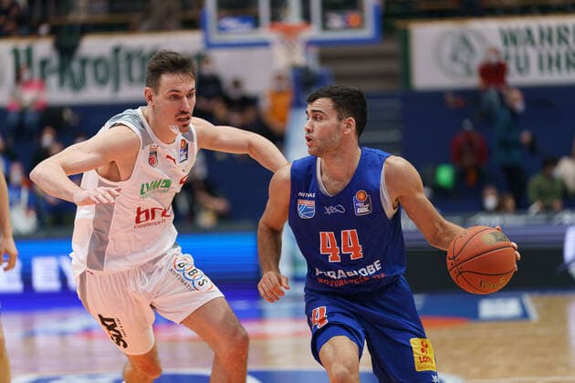 Omar Prewitt Bamberg, 4 , Nikola Rebic MBC, 44 , Syntainics MBC vs Brose Bamberg, Basketball Bundesliga, Maenner, 2021 2022, 14 Spieltag, , 29 12 2021, Syntainics MBC vs Brose Bamberg, Basketball Bundesliga, Maenner, 2021 2022, 14 Spieltag, , 29 12 2021, Weissenfels Copyright: xEibner-Pressefoto EckehardxSchulzx EP_EER