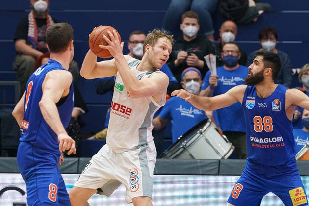 Johannes Richter MBC, 08 , Christian Sengfelder Bamberg, 43 , Behnam Yakhchali MBC, 88 , Syntainics MBC vs Brose Bamberg, Basketball Bundesliga, Maenner, 2021 2022, 14 Spieltag, , 29 12 2021, Syntainics MBC vs Brose Bamberg, Basketball Bundesliga, Maenner, 2021 2022, 14 Spieltag, , 29 12 2021, Weissenfels Copyright: xEibner-Pressefoto EckehardxSchulzx EP_EER