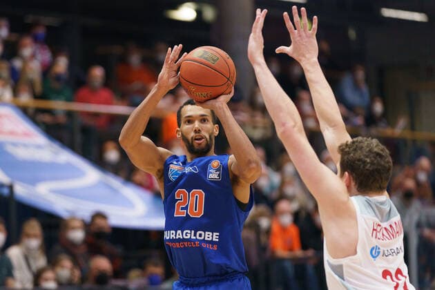Jamel Morris MBC, 20 , Patrick Heckmann Bamberg, 33 , Syntainics MBC vs Brose Bamberg, Basketball Bundesliga, Maenner, 2021 2022, 14 Spieltag, , 29 12 2021, Syntainics MBC vs Brose Bamberg, Basketball Bundesliga, Maenner, 2021 2022, 14 Spieltag, , 29 12 2021, Weissenfels. Copyright: xEibner-Pressefoto EckehardxSchulzx EP_EER