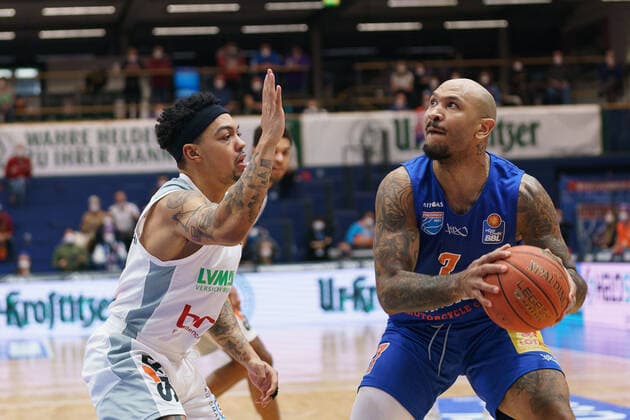 Justin Robinson Bamberg, 12 , Sergio Kerusch MBC, 07 , Syntainics MBC vs Brose Bamberg, Basketball Bundesliga, Maenner, 2021 2022, 14 Spieltag, , 29 12 2021, Syntainics MBC vs Brose Bamberg, Basketball Bundesliga, Maenner, 2021 2022, 14 Spieltag, , 29 12 2021, Weissenfels Copyright: xEibner-Pressefoto EckehardxSchulzx EP_EER
