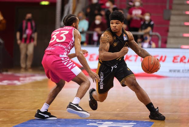 Bonn, Germany, 29 12 2021, Telekom Dome, Basketball, BBL, 14 matchday, Telekom Baskets Bonn vs Basketball Löwen Braunschweig Parker Jackson Cartwright Bonn , Tookie Brown Braunschweig