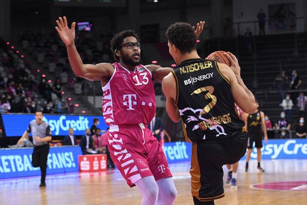 Basketball Men easyCredit BBL 14 Matchday Telekom Baskets Bonn Basketball Löwen Braunschweig on 29 12 2021 at the Telekom Dome in Bonn Javontae Hawkins Bonn , left Nicholas Tischler Braunschweig , right xRx