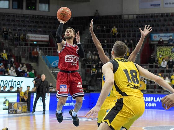 Kendale Deshawn McCullum JobStairs Giessen 46ers, 00 , Jonas Wahlfarth Bottermann MHP Riesen Ludwigsburg, 18 , GER, MHP Riesen Ludwigsburg vs JobStairs Giessen 46ers, Basketball, Bundesliga, easycredit, 14 Spieltag, Spielzeit 2021 2022, 29 12 2021, GER, MHP Riesen Ludwigsburg vs JobStairs Giessen 46ers, Basketball, Bundesliga, easycredit, 14 Spieltag, Spielzeit 2021 2022, 29 12 2021 Ludwigsburg Copyright: xEibner-Pressefoto SaschaxWaltherx EP_EER