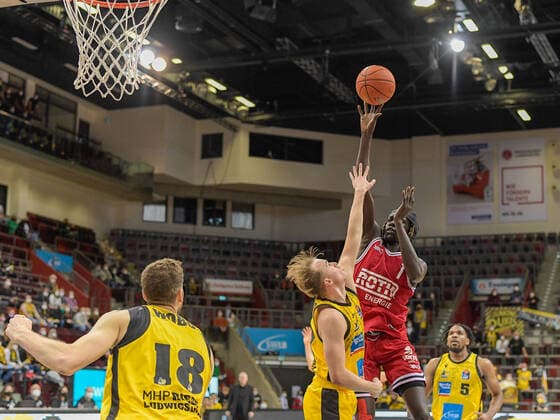 Nuni Omot JobStairs Giessen 46ers, 01 , Lukas Herzog MHP Riesen Ludwigsburg, 11 , GER, MHP Riesen Ludwigsburg vs JobStairs Giessen 46ers, Basketball, Bundesliga, easycredit, 14 Spieltag, Spielzeit 2021 2022, 29 12 2021, GER, MHP Riesen Ludwigsburg vs JobStairs Giessen 46ers, Basketball, Bundesliga, easycredit, 14 Spieltag, Spielzeit 2021 2022, 29 12 2021 Ludwigsburg Copyright: xEibner-Pressefoto SaschaxWaltherx EP_EER