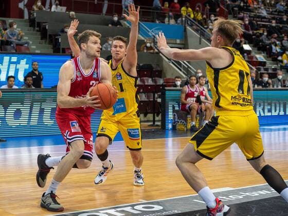 Jordan Hulls MHP Riesen Ludwigsburg, 01 , Florian Koch JobStairs Giessen 46ers, 21 , Lukas Herzog MHP Riesen Ludwigsburg, 11 , GER, MHP Riesen Ludwigsburg vs JobStairs Giessen 46ers, Basketball, Bundesliga, easycredit, 14 Spieltag, Spielzeit 2021 2022, 29 12 2021, GER, MHP Riesen Ludwigsburg vs JobStairs Giessen 46ers, Basketball, Bundesliga, easycredit, 14 Spieltag, Spielzeit 2021 2022, 29 12 2021 Ludwigsburg Copyright: xEibner-Pressefoto SaschaxWaltherx EP_EER