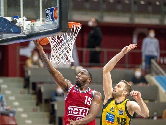 Jalon Demarco Miller JobStairs Giessen 46ers, 15 , Jonas Wahlfarth Bottermann MHP Riesen Ludwigsburg, 18 , GER, MHP Riesen Ludwigsburg vs JobStairs Giessen 46ers, Basketball, Bundesliga, easycredit, 14 Spieltag, Spielzeit 2021 2022, 29 12 2021, GER, MHP Riesen Ludwigsburg vs JobStairs Giessen 46ers, Basketball, Bundesliga, easycredit, 14 Spieltag, Spielzeit 2021 2022, 29 12 2021 Ludwigsburg Copyright: xEibner-Pressefoto SaschaxWaltherx EP_EER